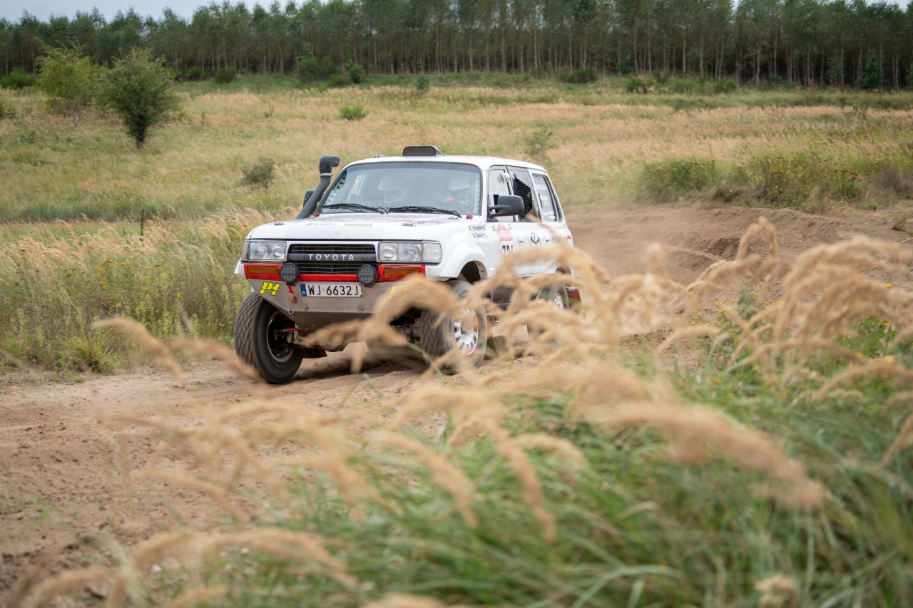 Klasyczny Land Cruiser HDJ80 w Baja Poland 2024