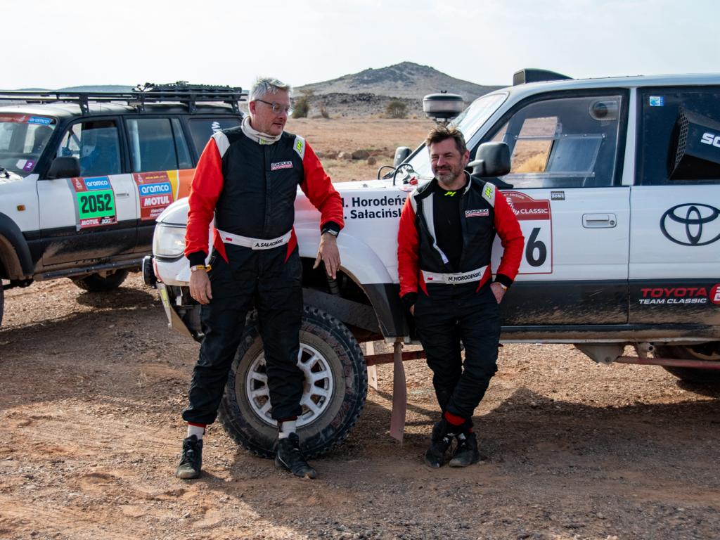 Michał Horodeński i Arkadiusz Sałaciński chwilę przed startem do RT3.1 Dakar Classic 2024