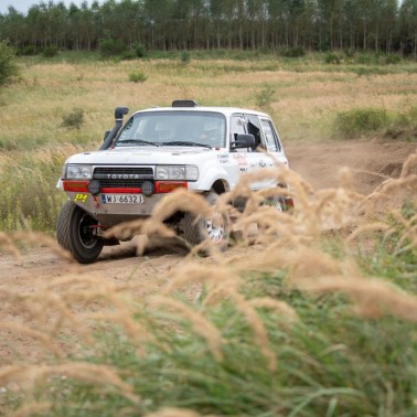 Klasyczny Land Cruiser HDJ80 w Baja Poland 2024