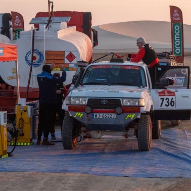 Michał Horodeński przed startem do drugiej części Etapu 48H Chrono Rajdu Dakar Classic 2024